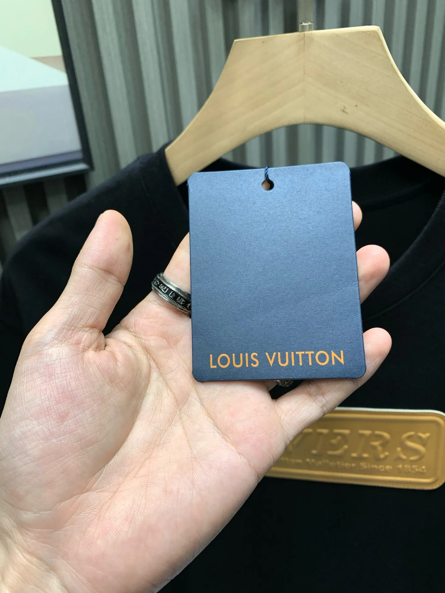🅿️230 🀄️ Louis Vuitton LOUIS VUITTON pure cotton short sleeves with silicone front and rear leather labels. Made of 100% pure cotton. 280g double-ply combed cotton fabric. This fabric is a must-have fabric for summer short sleeves. Cotton can make the upper body more three-dimensional and breathable. Polyester material allows the clothes to be worn for a long time and still maintain elasticity. The leather label is made of silicone synthetic leather label with the brand's iconic LOGO on the surface. The 3D three-dimensional embossing effect presents a high-end style. The back collar is marked with LV's iconic LOGO. This short-sleeved crew neck shirt is made of soft cotton. The VVN leather patch on the front is embossed with the LV Vers logo, telling the long heritage of the brand's leather goods series. The small LV leather patch on the rear completes the details.